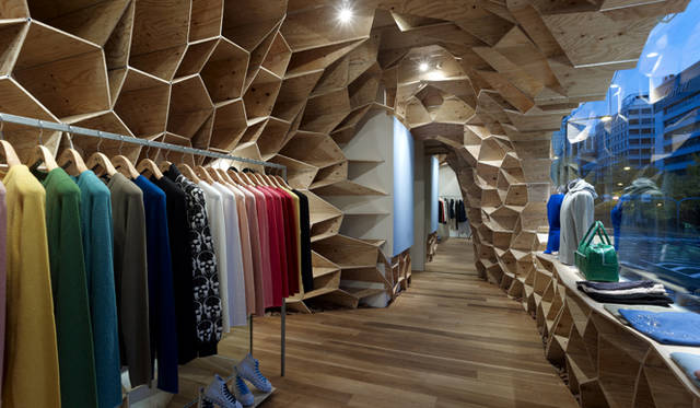 ルシアン ペラフィネ 心斎橋店の2階。“柔らかく温かみのある有機的な形態”を目指し、植物の表面に作られる有機的なパターンを建築に用いることで、ルシアン ペラフィネのカシミアの柔らかさを表現している。