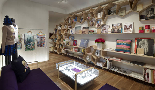 ルシアン ペラフィネ 心斎橋店の3階、VIPルーム。ここではブックディレクター幅允孝氏のセレクションによる書籍が揃えられ、その優雅かつユーモアをもって人生を謳歌するかのようなラインナップは、ルシアン ペラフィネの世界観ともシンクロしている。