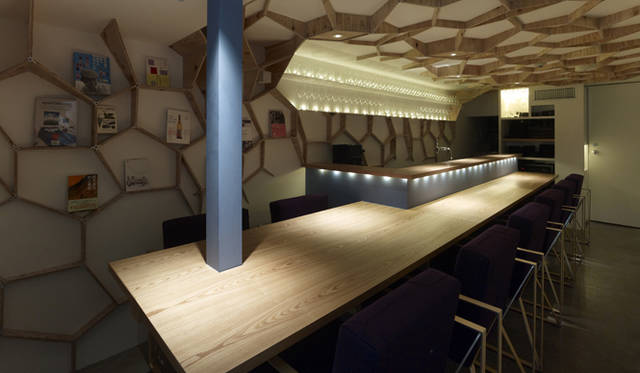 ルシアン ペラフィネ 心斎橋店の地下、lucien pellat-finet café。ルシアン氏と隈氏の夢であった“シャンパンを出すブティック”が実現。地上階のテクスチャーを地下階にも張り巡らし、それがまるで植物の根っこに包まれているような不思議な空間を生み出している。