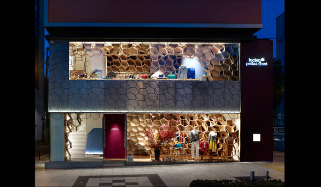 外観もまるで、植物のように有機的なパターンを用いた。ライトアップされる夜の外観は、まるで生命の躍動感まで感じられるかのよう。