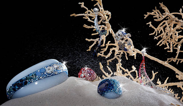 SWAROVSKI｜スワロフスキー｜2010年春夏コレクション「OUT OF THE BLUE」より。詩情と洗練、自然とユーモアをすべて盛り込みながら、“水”をシンボリックに表現したコレクション。真ん中上から時計まわりに、「LEVITY」ピアス2万4150円、「LAZY」リング4万6200円、「LEVITY」イヤリング3万450円、「GINSENG」リング2万9400円、「CHIC」リング3万7800円、「GINSENG」バングル6万3000円／すべてスワロフスキー・ジュエリー（スワロフスキー・ジャパン）