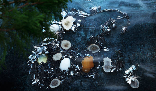 BOTTEGA VENETA｜ボッテガ・ヴェネタ｜葉っぱモチーフとバラモチーフでかたどられたジャイアントネックレス。ところどころに鹿の角やイエロージェイド、コゴロンなどの天然石をあしらっている、他にはないデザイン。ネックレス 102万9000円、イヤリング 11万7600円／ボッテガ・ヴェネタ（ボッテガ・ヴェネタ ジャパン）