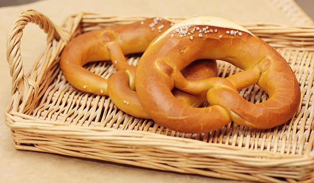 ショーマッカー｜ヨーロッパではパン屋さんマークでもおなじみの「プレッツェル」は、ドイツ南部が発祥の伝統的なパン。軽い塩味でビールにもよく合う。国産小麦100％使用。焼き上がり予定時間 10:30　1個200円