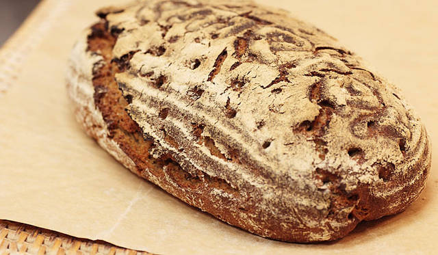 ショーマッカー｜「ロゲンブロート」とは、ドイツ語でライ麦パンを指す。ライ麦100％で酸味が強い伝統的なパン。ドイツ人にとってもっともスタンダードなパンで、ハムやチーズ、ワインにもよく合う。焼き上がり予定時間 9:00　1個 900円／ハーフ450円