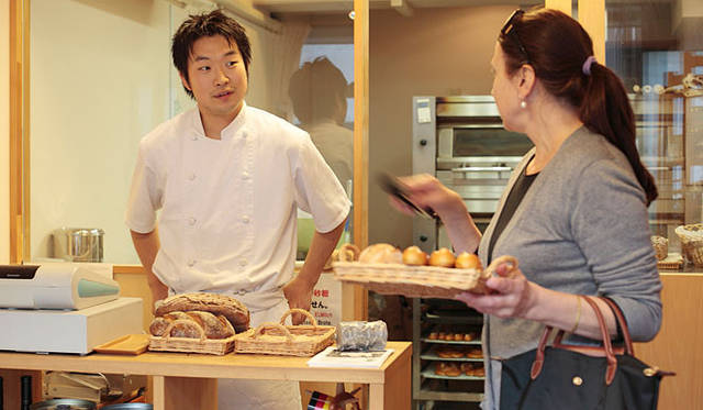 ショーマッカー｜ドイツ語が堪能な清水信孝シェフ。毎週必ず訪れるドイツ人のお客さんも多く、地域のドイツ人からも信頼されている様子がうかがえる