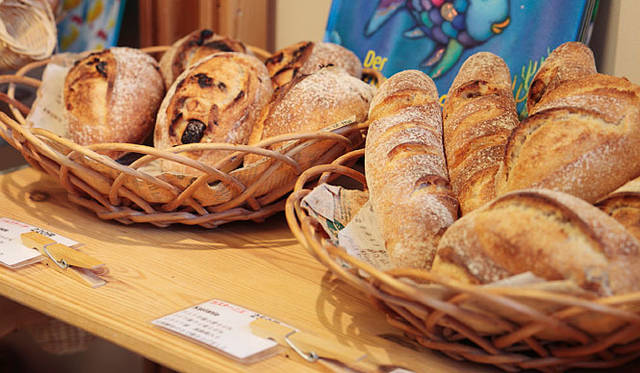 ショーマッカー｜ショーマッカーでは、ドイツから持ち帰ったサワー種を大切につぎながらパンをつくっている。ドイツパンは栄養価が高くカロリーが低い、毎日食べても飽きない健康的な食品だ　