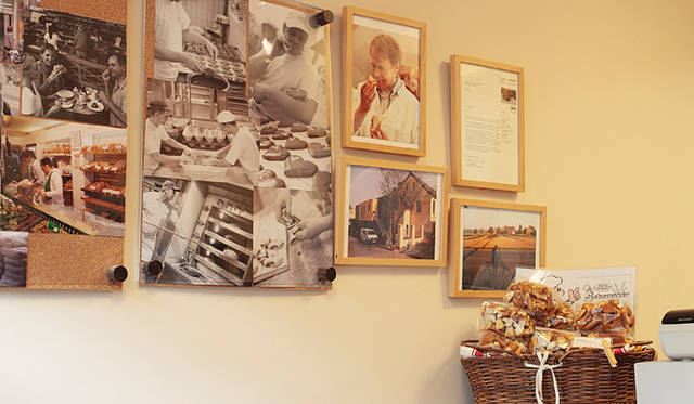 ショーマッカー｜店内には、師匠のアンドレアス・ショーマッカー氏の写真や、ドイツのパン工房の様子を紹介する写真が飾られている。ドイツの『ショーマッカー』は、現在6店舗を構える実力店だ