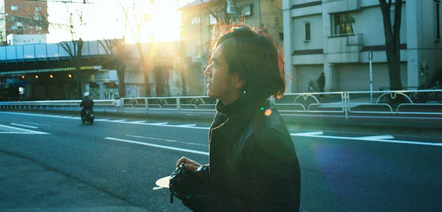 <strong>LOUIS VUITTON｜ルイ・ヴィトン</strong><br />12月の早朝、7:00am。ロケ場所である代々木上原に到着するなり、すぐにロケハンを始める祐真さん。