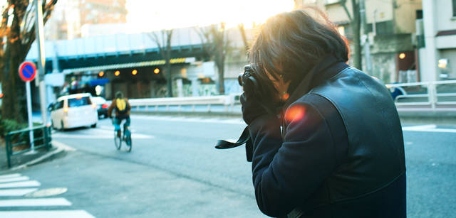 <strong>LOUIS VUITTON｜ルイ・ヴィトン</strong><br />井の頭通りを、背景や光の差し方を見ながらロケハンしていく。