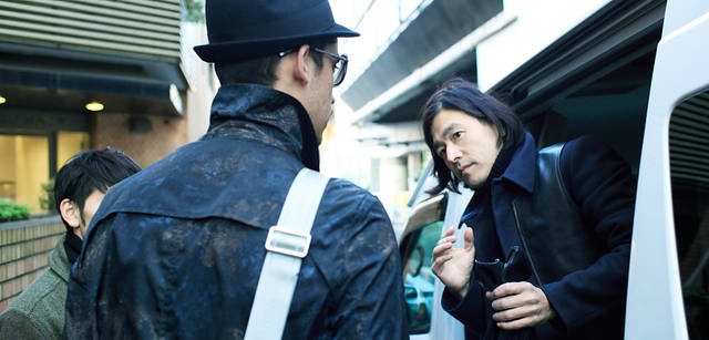 <strong>LOUIS VUITTON｜ルイ・ヴィトン</strong><br />ロケハンを終えると、すぐにモデルスタイリング。コーディネイトは全身を見ながら、ディテールを整えていく。