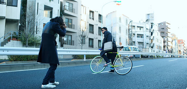 <strong>LOUIS VUITTON｜ルイ・ヴィトン</strong><br />車の流れが途切れる一瞬を狙って、井の頭通り上へ。次の車が来るまでの瞬間に、シャッターをきる。モデル｜タイガ・ラインのメッセンジャー・バッグ「ミロ」19万2150円、コート23万5200円、トラウザーズ 参考商品、サングラス5万1450円（すべて参考価格）、シューズ5万7750円（すべてルイ・ヴィトン／ルイ・ヴィトン カスタマーサービスセンター　Tel. 03-3478-2100）、ハットはモデル私物