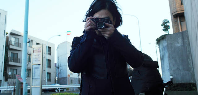 <strong>LOUIS VUITTON｜ルイ・ヴィトン</strong><br />1カットめ撮影終了。撮影クルーにカメラを向けたりジョークを投げたり、現場のムードメーカーでもある。