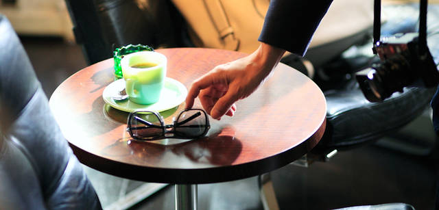 <strong>LOUIS VUITTON｜ルイ・ヴィトン</strong><br />テーブル上のスタイリングも、ディテールひとつにいたるまでもちろんこだわる。サングラスのテンプルが開いているか、たたまれているか、というところまでスタイリング。サングラス5万1450円（ルイ・ヴィトン／ルイ・ヴィトン カスタマーサービスセンター　Tel. 03-3478-2100）