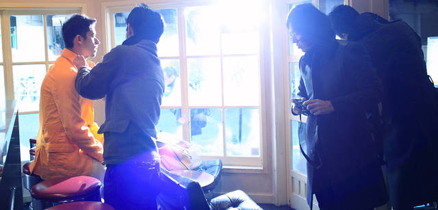 <strong>LOUIS VUITTON｜ルイ・ヴィトン</strong><br />「もう少しジッパー下げて」、「靴下は脱がせて」と撮影合間にもアシスタントさんにスタイリングの指示出しをする祐真さん。