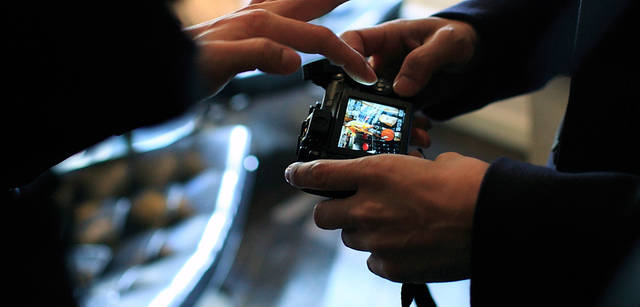 <strong>LOUIS VUITTON｜ルイ・ヴィトン</strong><br />ポラがわりのデジカメを見ながら、編集者やアートディレクターと話を進める。