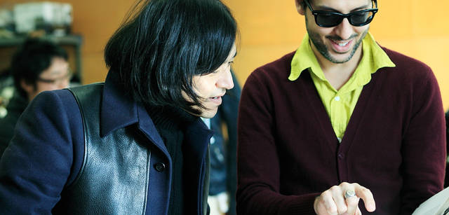 <strong>LOUIS VUITTON｜ルイ・ヴィトン</strong><br />最後の撮影場所、「SABATINO」のアトリエにて。デザイナーと談笑。