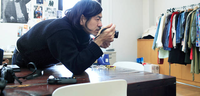 <strong>LOUIS VUITTON｜ルイ・ヴィトン</strong><br />いったん撮影に入ると、表情は真剣そのもの。