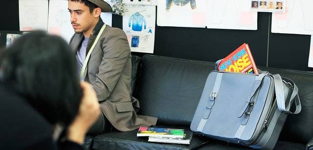 <strong>LOUIS VUITTON｜ルイ・ヴィトン</strong><br />アトリエにあったビジュアルブックも、小道具として活用。モデル｜スーツケース「ミトカ」46万5150円、ジャケット18万4800円、Tシャツ4万7250円、トラウザーズ9万7650円、ハット7万4550円（すべて参考価格）（すべてルイ・ヴィトン／ルイ・ヴィトン カスタマーサービスセンター　Tel. 03-3478-2100）