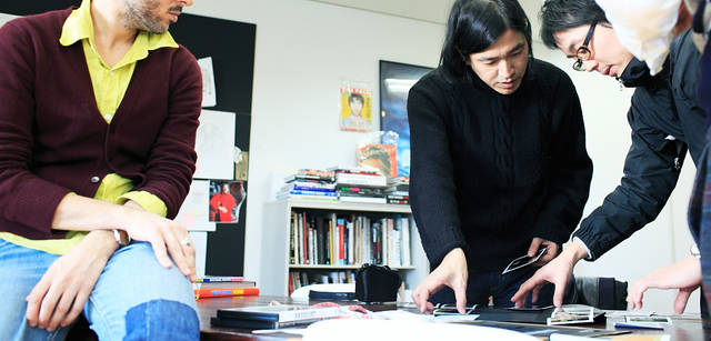 <strong>LOUIS VUITTON｜ルイ・ヴィトン</strong><br />撮影を終えて、アートディレクターと編集者とともに、最終的なページネイションを確認。