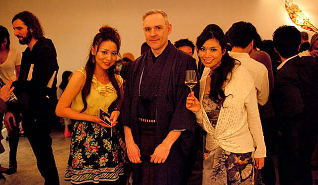 きき酒師／日本酒ソムリエ チズコ│日本から来た妖しく悩ましいベリーダンサーふたりに囲まれた酒サムライのTimothy Sullivan氏