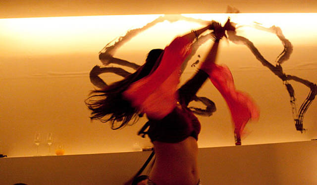 きき酒師／日本酒ソムリエ チズコ│偶然にもダンサーのドレスが壁に描かれた世界地図のシルエットと重なった瞬間！　日本人ベリーダンサーが世界を変える!?