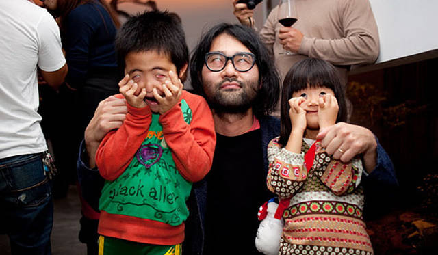 きき酒師／日本酒ソムリエ チズコ│高橋 歩氏の可愛いキッズ。海ちゃんと空くん。そして真ん中で一緒にへん顔しているのは、いつもお世話になっているフォトグラファーの西島氏（http://www.jimagraphy.com/）