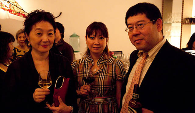 きき酒師／日本酒ソムリエ チズコ│左の滝上妙子さんは、ニューヨークの著名なフレンチやイタリアンなどのシェフに日本食文化を伝えるための架け橋「ごはんソサエティ」（http://www.gohansociety.org/）のディレクター。真ん中はアーティストのKAORUKOさん。そして右の殿方は、私の大好きな日本酒友だちのテレビ東京US星野社長