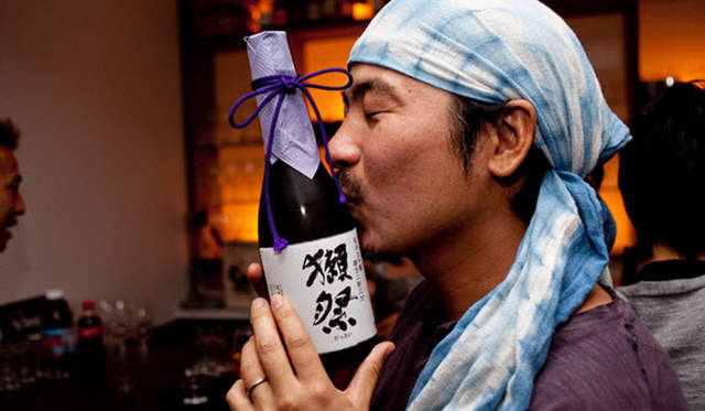 きき酒師／日本酒ソムリエ チズコ│「獺祭純米大吟醸二割三分」にキスする高橋氏