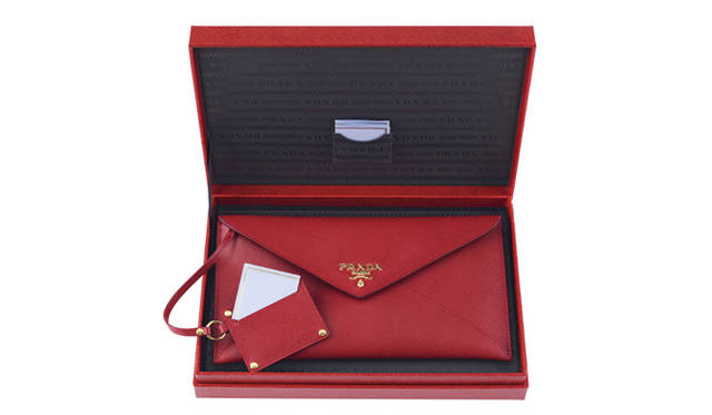 <strong>PRADA｜プラダ</strong><br />バレンタインデーギフトコレクション　ウォレット　3万9900円　　以上予定価格