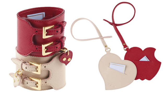 <strong>PRADA｜プラダ</strong><br />バレンタインデーギフトコレクション　（左）バングル　3万6750円　（右）チャーム　各1万8900円　　以上予定価格