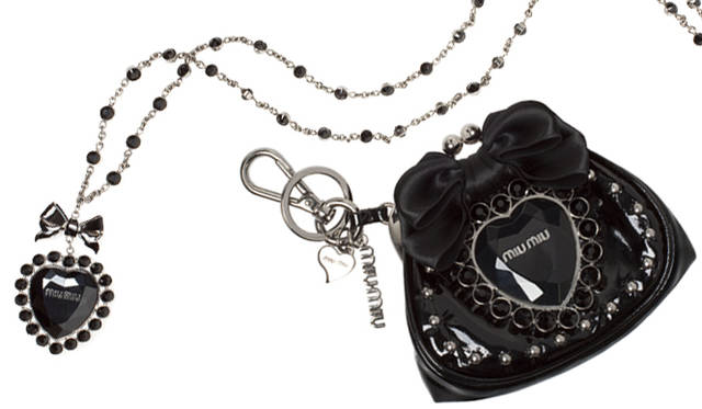 <strong>MIU MIU｜ミュウミュウ</strong><br />（左）ネックレス　4万2000円　（右）コインケース　5万7750円　　以上予定価格