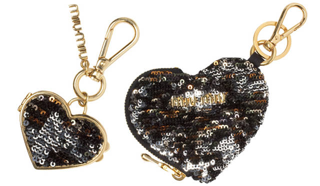 <strong>MIU MIU｜ミュウミュウ</strong><br />（左）チャーム　2万6250円　（右）コインケース　3万450円　　以上予定価格