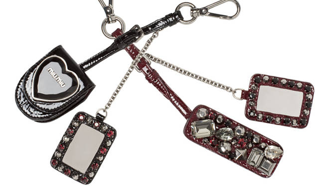 <strong>MIU MIU｜ミュウミュウ</strong><br />（左）チャーム　3万3600円　（右）チャーム　5万7750円　　以上予定価格