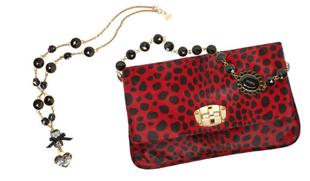 <strong>MIU MIU｜ミュウミュウ</strong><br />（左）ネックレス　4万9350円　（右）バッグ　18万9000円　　以上予定価格
