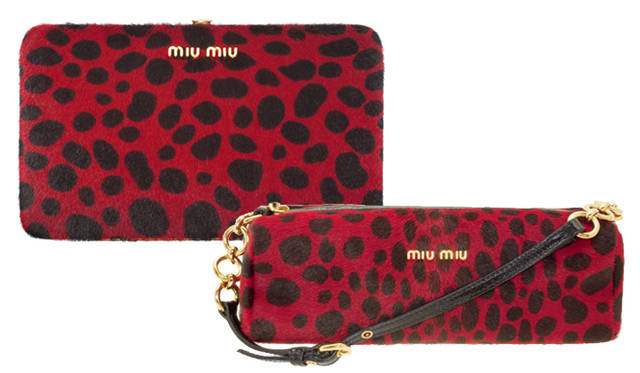 <strong>MIU MIU｜ミュウミュウ</strong><br />（左）ウォレット　8万9250円　（右）バッグ　8万4000円　　以上予定価格