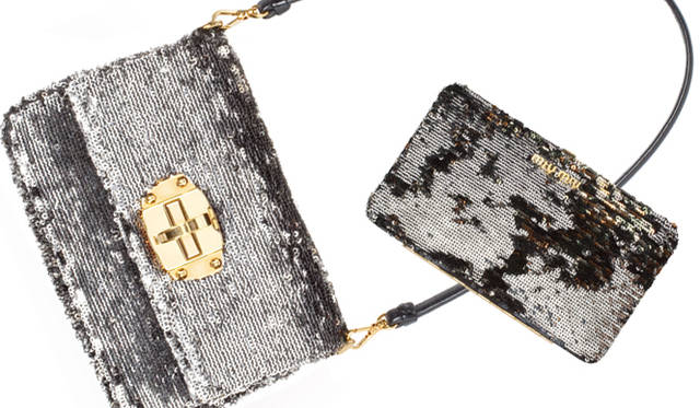 <strong>MIU MIU｜ミュウミュウ</strong><br />（左）バッグ　8万4000円　（右）ウォレット　8万8200円　　以上予定価格