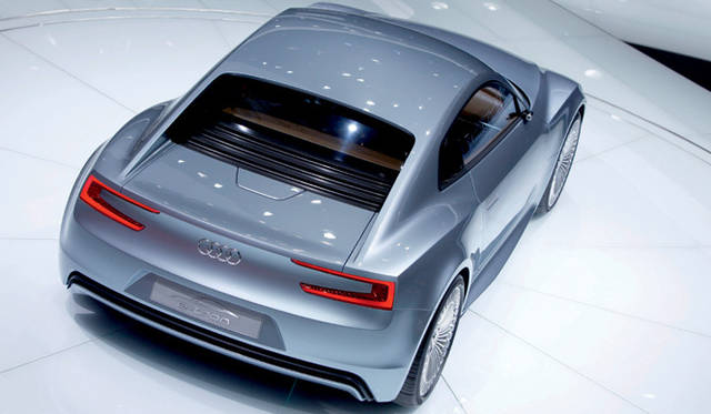 <em>AUDI e-Tron｜アウディ eトロン</em>