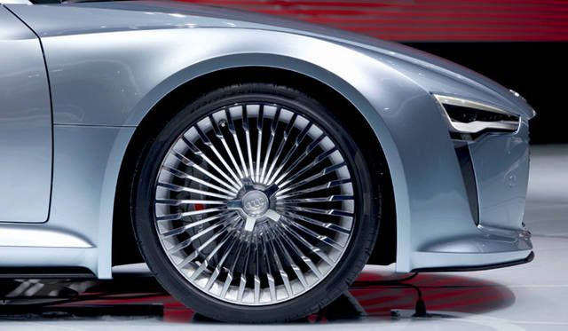 <em>AUDI e-Tron｜アウディ eトロン</em>