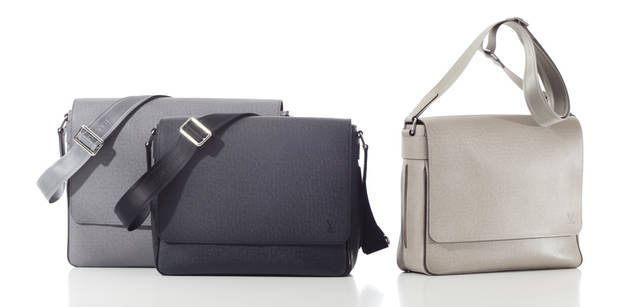 <strong>LOUIS VUITTON TAIGA｜ルイ・ヴィトン 「タイガ・ライン」</strong><br />あたらしいメッセンジャー“ロマン”。サイズは２種類から選べる。左から：“ロマンGM（グラシエ）” 21万7350円、“ロマンMM（ボレアル）”、“ロマンMM（ポレール）”ともに17万6400円<br />ルイ・ヴィトン カスタマーサービスセンター Tel. 03-3478-2100