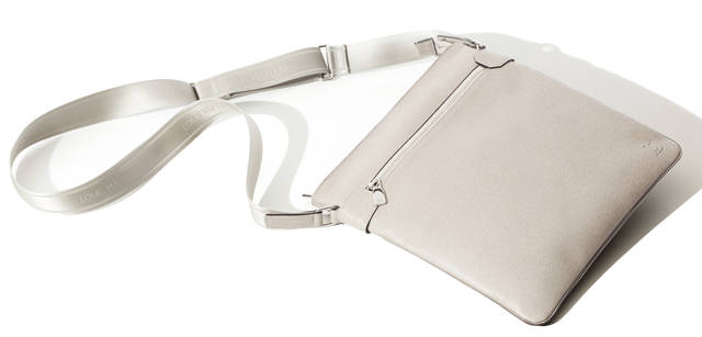 <strong>LOUIS VUITTON TAIGA｜ルイ・ヴィトン 「タイガ・ライン」</strong><br />マチのないフラットなメッセンジャーバッグ。ストラップにはロゴも入る。“サシャ（ポレール）” 13万1250円<br />ルイ・ヴィトン カスタマーサービスセンター Tel. 03-3478-2100