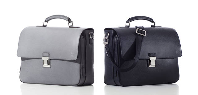 <strong>LOUIS VUITTON TAIGA｜ルイ・ヴィトン 「タイガ・ライン」</strong><br />大ぶりなブリーフケースのフラップ側ジップ付きコンパートメントはPCスペースに。左から：“ヴァシリGM（グラシエ）”、“ヴァシリGM（ボレアル）” ともに27万3000円<br />ルイ・ヴィトン カスタマーサービスセンター Tel. 03-3478-2100