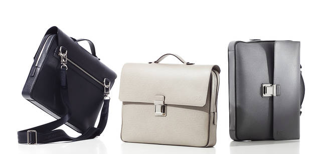 <strong>LOUIS VUITTON TAIGA｜ルイ・ヴィトン 「タイガ・ライン」</strong><br />ボリュームを抑えた薄マチのブリーフケースはコンテンポラリーな印象。左から：“ヴァシリPM（ボレアル）”、“ヴァシリPM（ポレール）”、“ヴァシリPM（グラシエ）” すべて24万6750円<br />ルイ・ヴィトン カスタマーサービスセンター Tel. 03-3478-2100