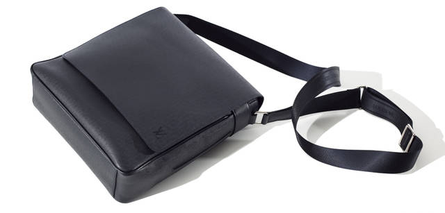 <strong>LOUIS VUITTON TAIGA｜ルイ・ヴィトン 「タイガ・ライン」</strong><br />パイピングのあしらいが効いているあたらしいメッセンジャーバッグ。“ミロ（ボレアル）” 19万2150円<br />ルイ・ヴィトン カスタマーサービスセンター Tel. 03-3478-2100