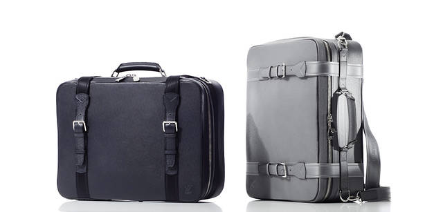 <strong>LOUIS VUITTON TAIGA｜ルイ・ヴィトン 「タイガ・ライン」</strong><br />ストラップ付きのビンテージスタイルをコンテンポラリーに生まれ変わらせたスーツケースは、機内持ち込みも可能なキャビンサイズ。左から：“ミトカ（ボレアル）”、“ミトカ（グラシエ）” ともに46万5150円<br />ルイ・ヴィトン カスタマーサービスセンター Tel. 03-3478-2100