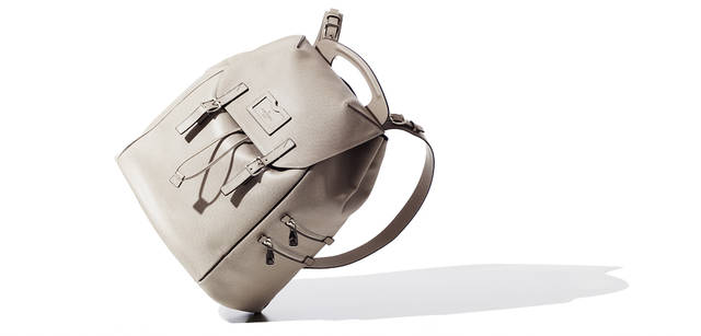 <strong>LOUIS VUITTON TAIGA｜ルイ・ヴィトン 「タイガ・ライン」</strong><br />全高60cmの大型リュック“サック・ア・ド”はこの春夏シーズンのみ展開のアイテム。“サック・ア・ド（ポレール）” 55万1250円<br />ルイ・ヴィトン カスタマーサービスセンター Tel. 03-3478-2100