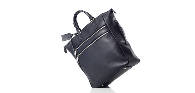 <strong>LOUIS VUITTON TAIGA｜ルイ・ヴィトン 「タイガ・ライン」</strong><br />ジップクロージャーのビッグトート。サイドにもハンドルがついて2wayに楽しめる。2010春夏コレクションより。“カバ・ジッペ（ボレアル）” 26万1450円<br />ルイ・ヴィトン カスタマーサービスセンター Tel. 03-3478-2100