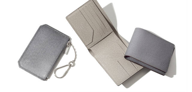 <strong>LOUIS VUITTON TAIGA｜ルイ・ヴィトン 「タイガ・ライン」</strong><br />スモールレザーグッズにも「タイガ・ライン」のニューカラーが登場。左から：“ポシェット・クレ（グラシエ）” 3万450円、“ポルトフォイユ・コンパクト（ポレール）”、“ポルトフォイユ・コンパクト（グラシエ）” ともに5万7750円<br />ルイ・ヴィトン カスタマーサービスセンター Tel. 03-3478-2100