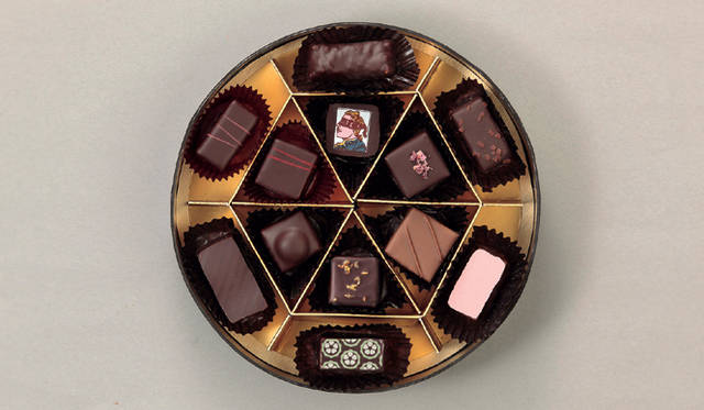 伊勢丹新宿店「サロン・デュ・ショコラ」｜セレクションボックス「セレクション オペラ」（付録DVD付/12個入：6ブランドから各2個）<お一人さま5点限り/1000点限り> 5250円