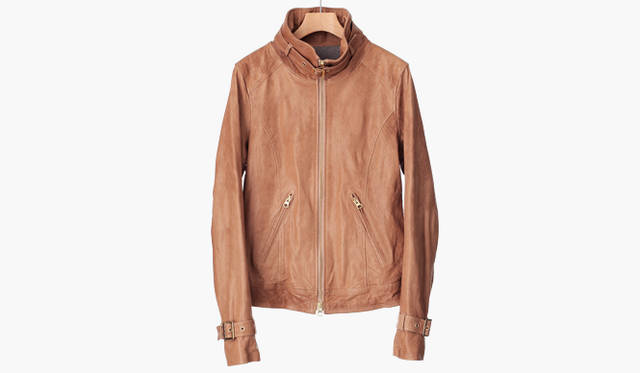 <br />シンプルなフォルムに、ゴールドのポイント使いを効かせて。今シーズン活躍しそうなヌードカラー。レザーブルゾン5万1450円（システマティック／バーニーズ　ニューヨーク新宿店　Tel. 03-3352-1200）