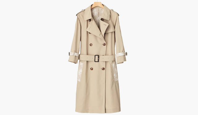 <br />裏地やエポレットやポケット口など、ディテールにレースをあしらったトレンチコート。さまざまなテイストとのミックスコーディネイトを楽しんで。トレンチコート4万950円（バーニーズ　ニューヨーク／バーニーズ　ニューヨーク新宿店　Tel. 03-3352-1200）